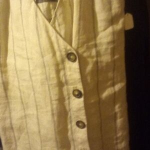 This is a professional yet simply summer fashioned button up thank top